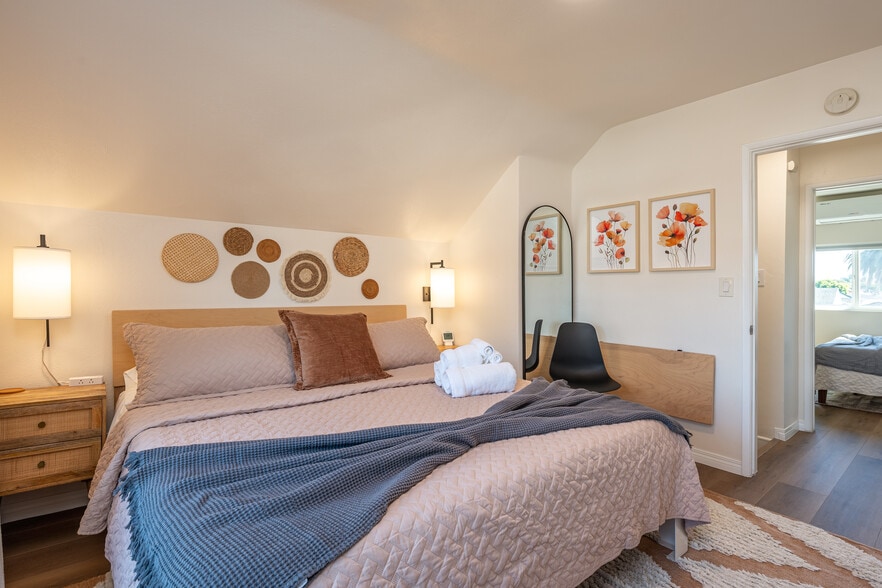 Master bedroom, upstairs 11’ x 9.5’ Folding table top (folded down) - 4746 W 159th St