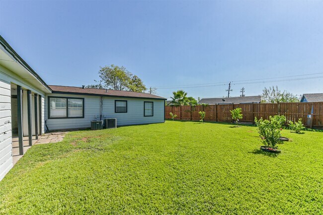 Building Photo - 1266 Dove St