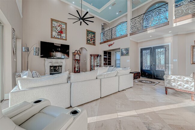 Building Photo - 2011 Crescent Dr