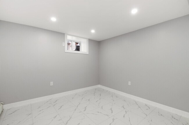 Building Photo - 410 76th St