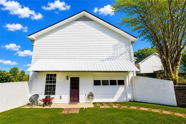 Building Photo - 818 Springlake Rd