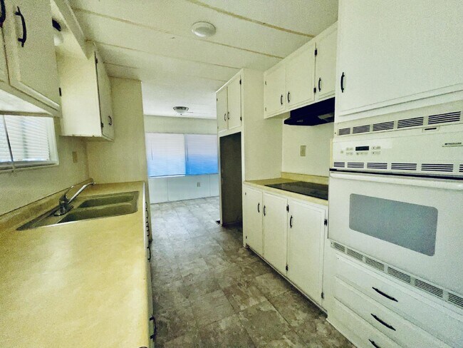 Building Photo - 2 bed 2 bath close to the river.