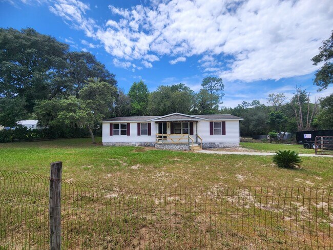 Building Photo - 3 bed, 2 bath on 1/3 Acre of FENCED land.