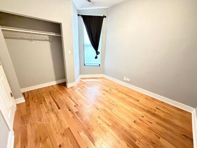 Building Photo - 113 S Paulina St