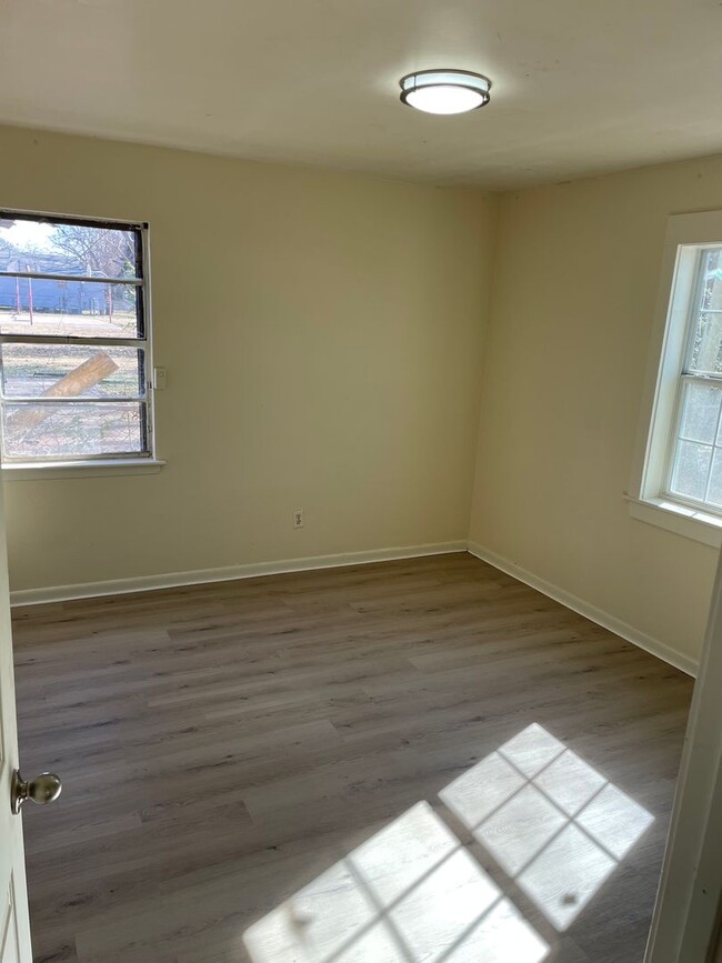 Building Photo - Remodeled 2 Bedroom Home