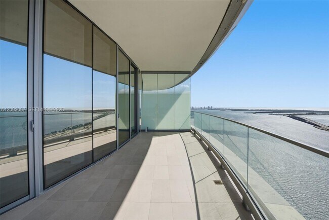 Building Photo - 175 SE 25th Rd