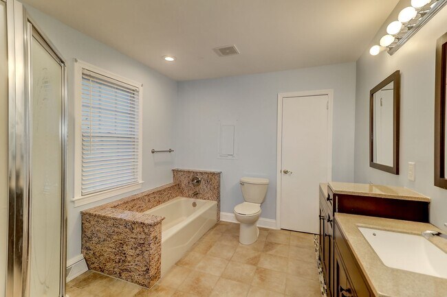 Building Photo - Renovated Brick Ranch!