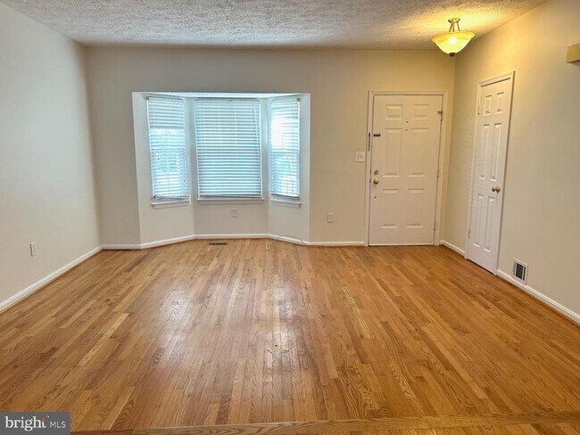 Building Photo - 898 Bayridge Dr