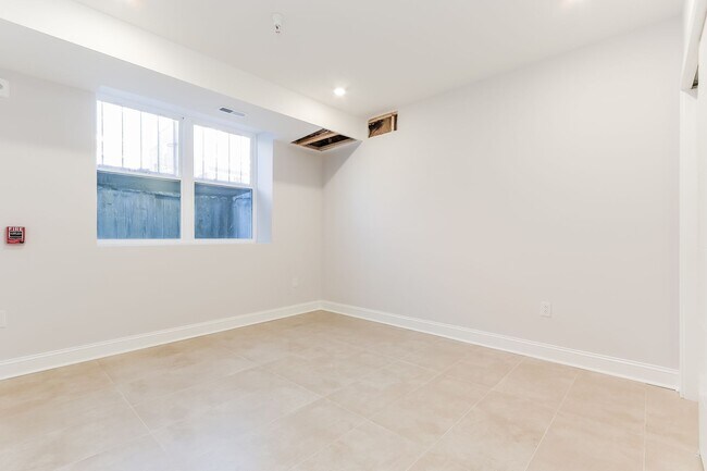 Building Photo - 953 Belmont Ave