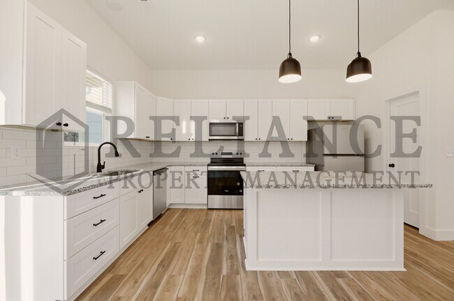 Building Photo - 613 Elmwood St