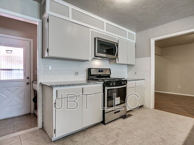 Building Photo - 2132 Andover Ct