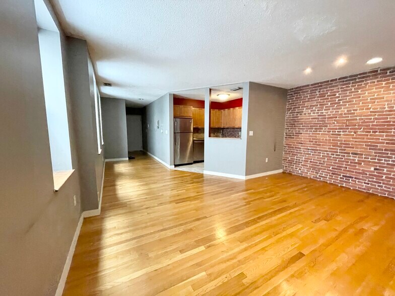 Building Photo - 73 Gainsborough St