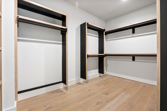 Building Photo - Custom 5 bedroom, 5 bathroom home with Woo...
