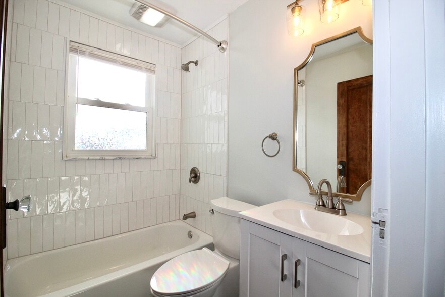 Building Photo - 6843 Buckingham Pl