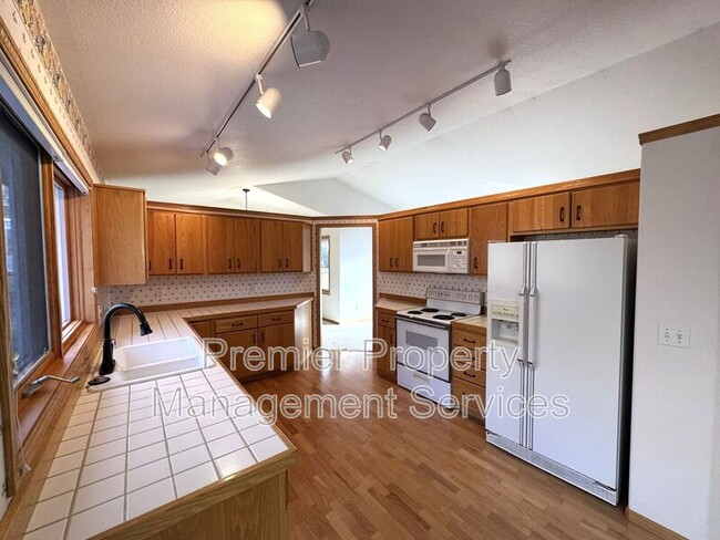 Building Photo - 4041 Pine Cove Rd