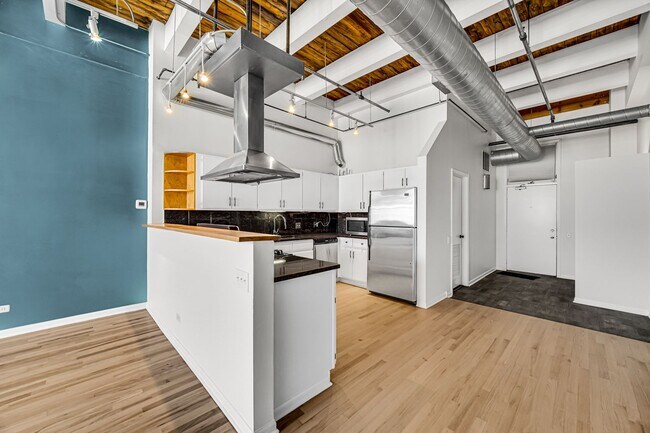 Building Photo - Fulton Market 2 Bed/2 Bath Timber Loft! Brand New Hardwood Floors! Rooftop Deck!