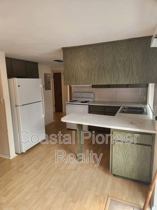 Building Photo - 5823 Elm St