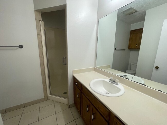 Building Photo - Brookhaven Estates Stockwell Area! Move In...