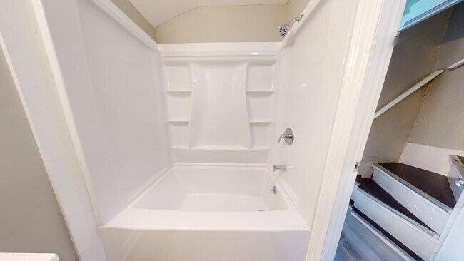 Building Photo - Clark/Fulton - 4 bed/1 bath - Single Family Home