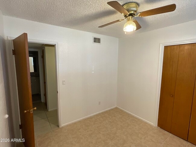 Building Photo - 247 E 7th Dr