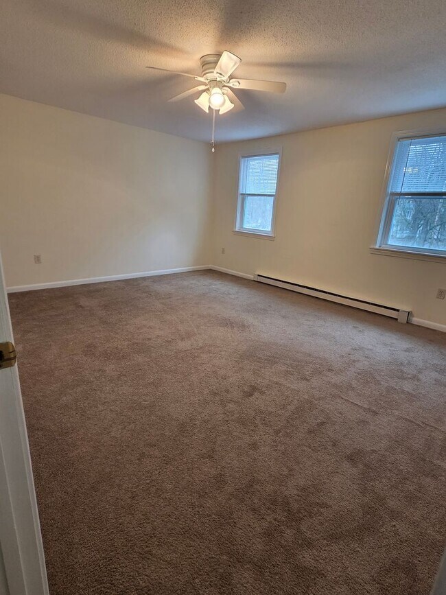 Building Photo - End Unit Townhouse Condo