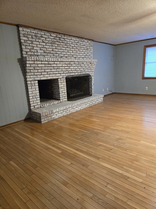 Building Photo - 2300 Country Living Ln