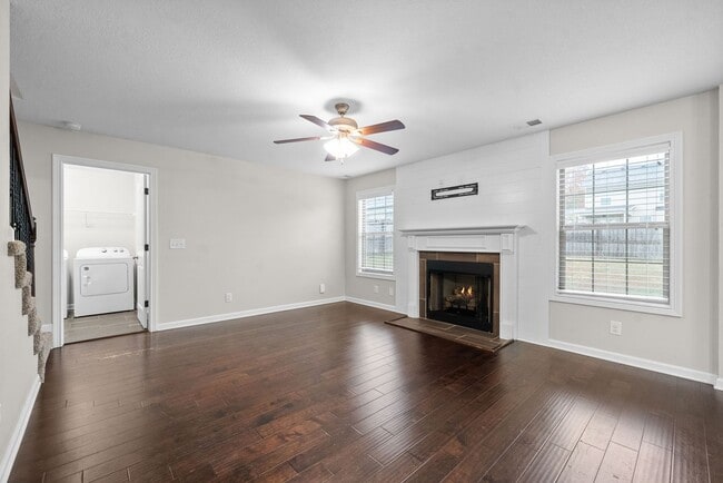 Building Photo - Pet Friendly Three Bedroom in Rossview!