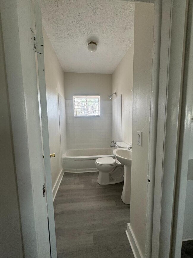 Building Photo - 925 W Buffalo St