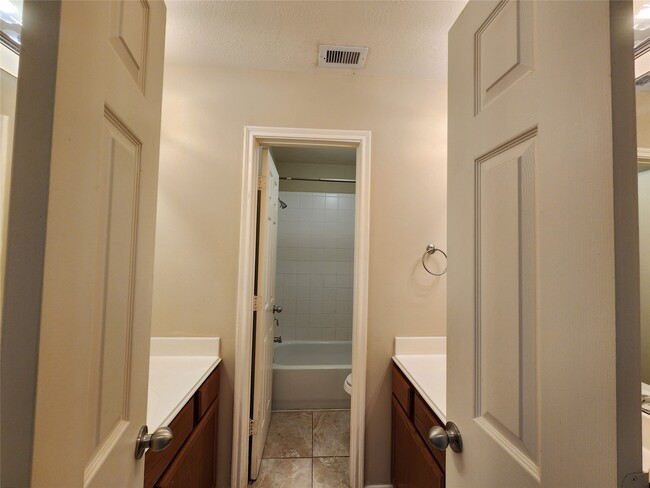 Building Photo - 11111 Valley Kings Dr