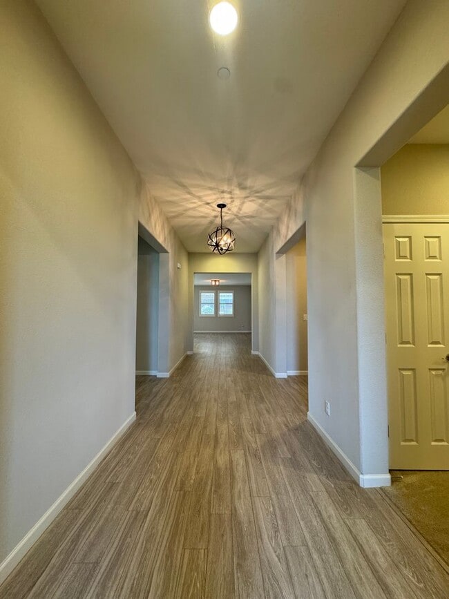 Building Photo - 800 Valencia Ct