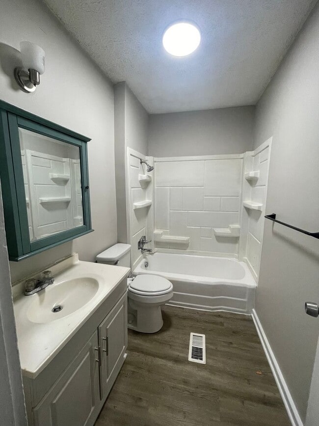 Building Photo - Welcome to this charming 2-bedroom, 1-bathroom home located in the vibrant community of Hickory, NC.