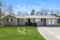 Building Photo - The living is easy in this 3 bedroom, 2 ba...