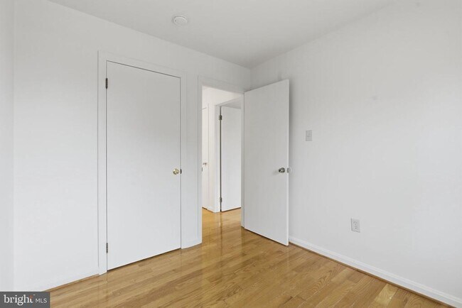 Building Photo - 4904 Hollywood Rd