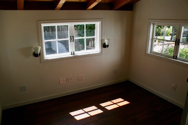 Building Photo - Charming 4 Bedroom Home plus office in Mis...