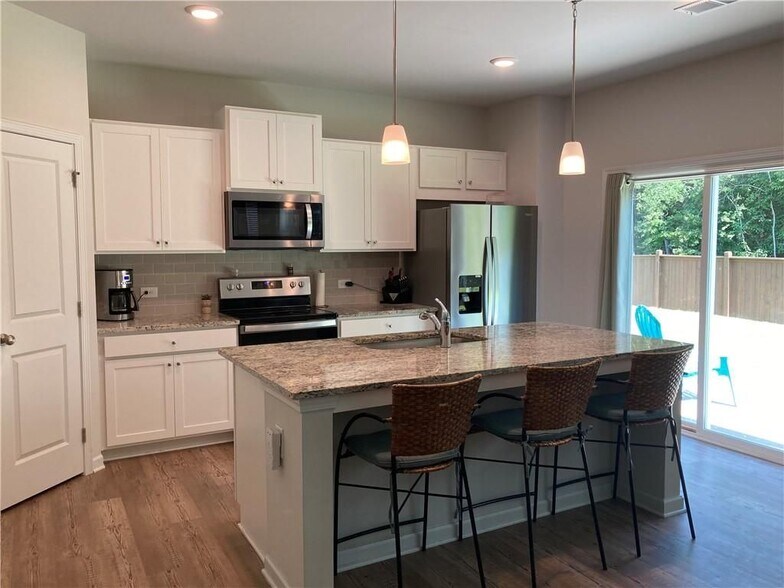 Building Photo - 667 Summerwood Ln