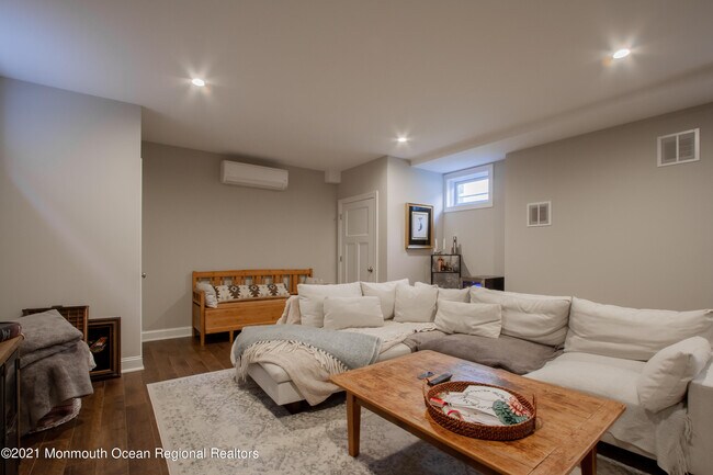 Building Photo - 41 Bank St