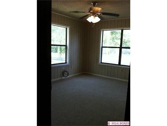 Building Photo - Comfortable living in this 3-bedroom, 1-bath home