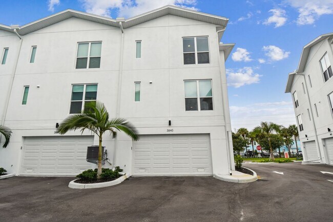 Building Photo - A charming coastal townhouse, just minutes from downtown St. Pete!