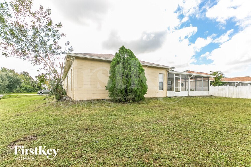 Building Photo - 927 Cannes Dr