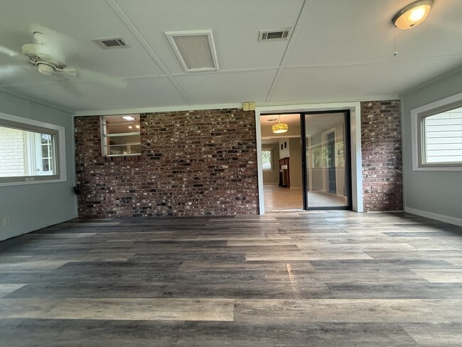 Building Photo - 2803 Smilax Ave