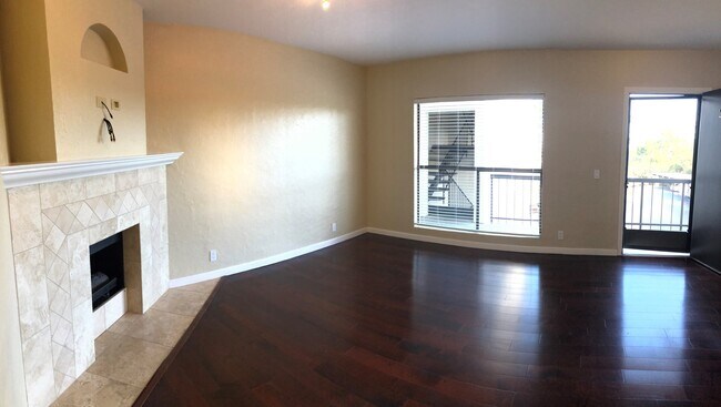 Building Photo - Great 2 bedroom condo, all utilities included, walking distance to Naval Postgraduate School and MPC