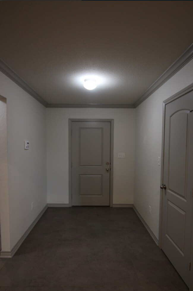 Building Photo - Beautiful 3 Bedroom 2 Bathroom Townhouse i...