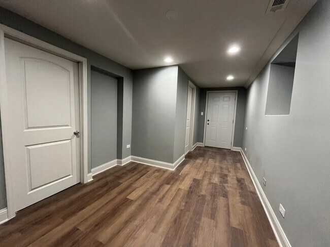 Building Photo - 1446 W Irving Park Rd