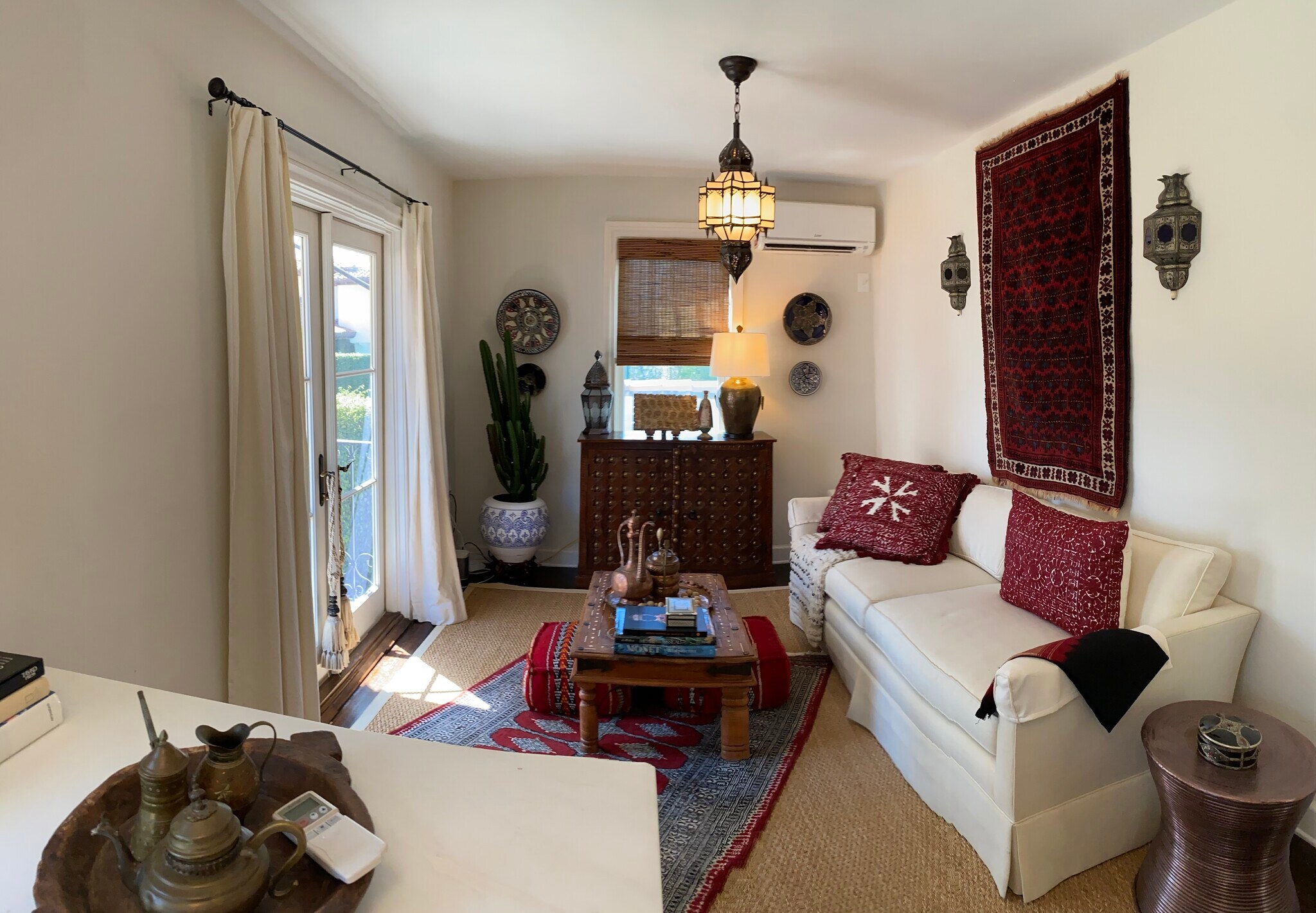 Living room - 213 E Lakewood Rd