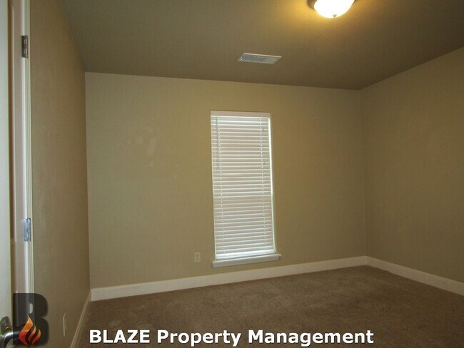 Building Photo - City View 4 Bedroom