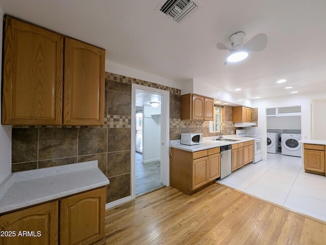 Building Photo - 2443 E Earll Dr