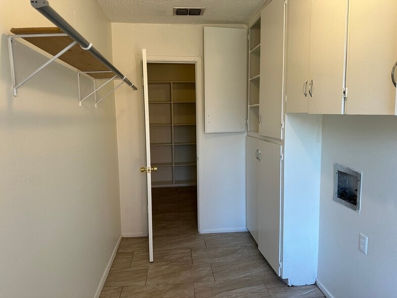 laundary & closet - 205 Town North Dr