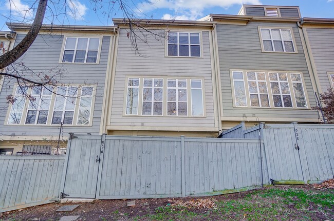 Building Photo - Beautiful Townhome in First Ward!