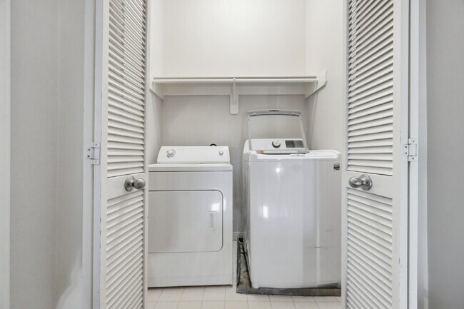 Building Photo - "Chic Urban Living: Spacious 2-Bed, 2-Bath Townhouse in Houston's Heart!"