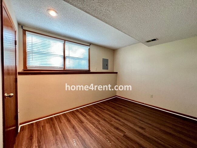Building Photo - Cozy Duplex w/ Plenty of Space, LVP Flooring and a Fenced Yard!